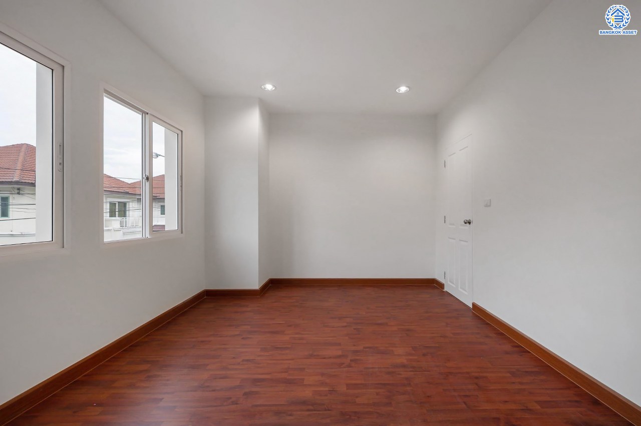 บ้านมือสองตกแต่งใหม่ จากแบรนด์ AP โครงการ เดอะเซนโทร รัตนาธิเบศร์ เนื้อที่ 50.8 ตร.ว. ฟังก์ชันจัดเต็ม 3 ห้องนอน 3 ห้องน้ำ จอดรถได้ 2 คัน บนทำเลศักยภาพ เชื่อมต่อหลายเส้นทางทั้ง ถ.ราชพฤกษ์, ถ.รัตนาธิเบศร์ และถ.กาญจนาภิเษก และเพียง 5 นาทีถึงรถไฟฟ้า "สถานีบางพลู"